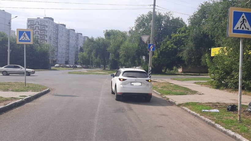 Балаковский пенсионер на «Мазде» задним ходом сбил пожилую женщину