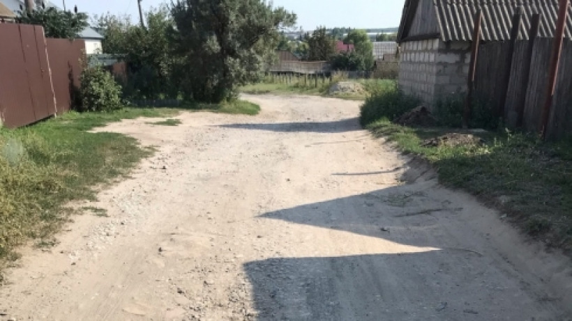 Жители саратовского села рассказали о дороге к школе, которую постоянно размывает