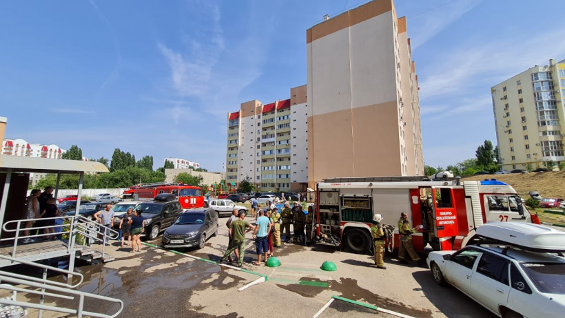 Из-за пожара в энгельсской многоэтажке эвакуировали семь взрослых и двоих детей