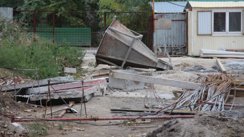 В Саратове на 21-летнюю девушку упала бетонная плита