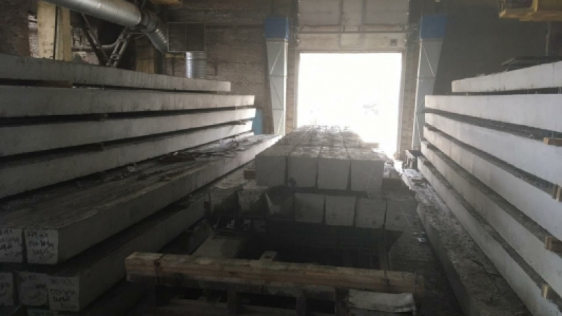 ЧП в Саратове. Юную рабочую кран придавил бетонной сваей к стене