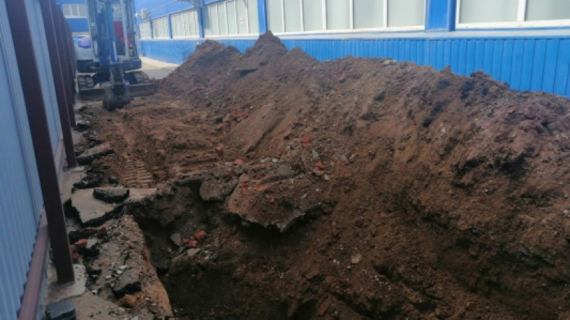 Мужчину, погибшего под завалами земли в Энгельсе, достали очевидцы