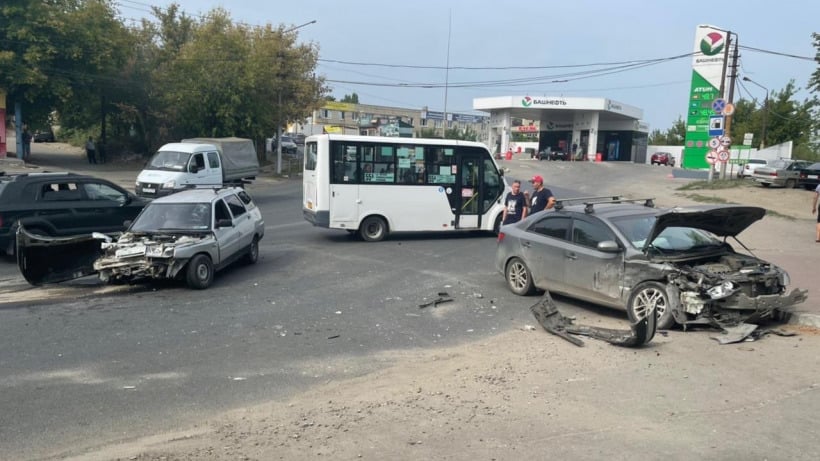 В результате аварии в Саратове пострадал водитель «одиннадцатой»