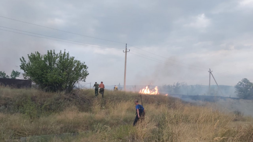 У дач под Саратовом шесть часов тушили природный пожар в 25 гектаров
