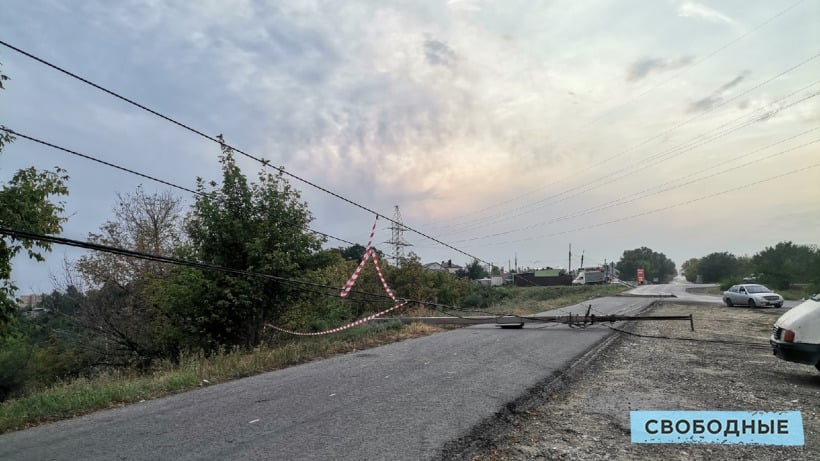 Дорогу на подъезде к Затону перегородили упавшие электрические столбы