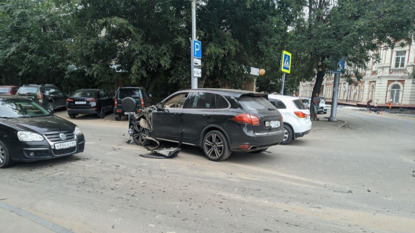 В центре Саратова водитель разбил Porsche при столкновении с Mitsubishi