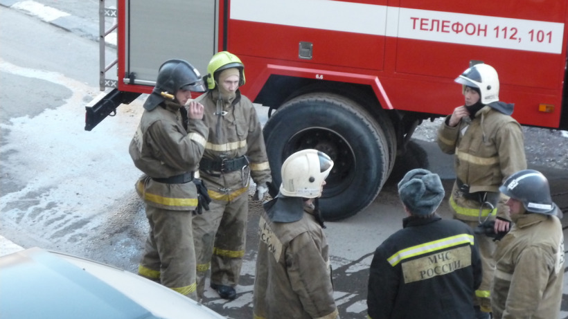 Пожар в Энгельсе. Из дома эвакуировалась сотня жильцов, пострадала женщина