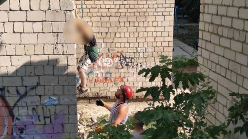 Саратовские спасатели помогли школьнику спуститься с крыши гаража