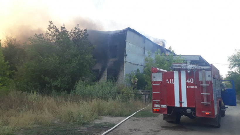 В Ершове горел склад площадью три тысячи квадратных метров. МЧС применило пожарный поезд