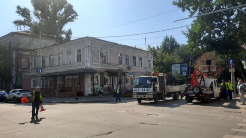 В центре Саратова перекрыли часть улицы из-за монтажа рекламной конструкции