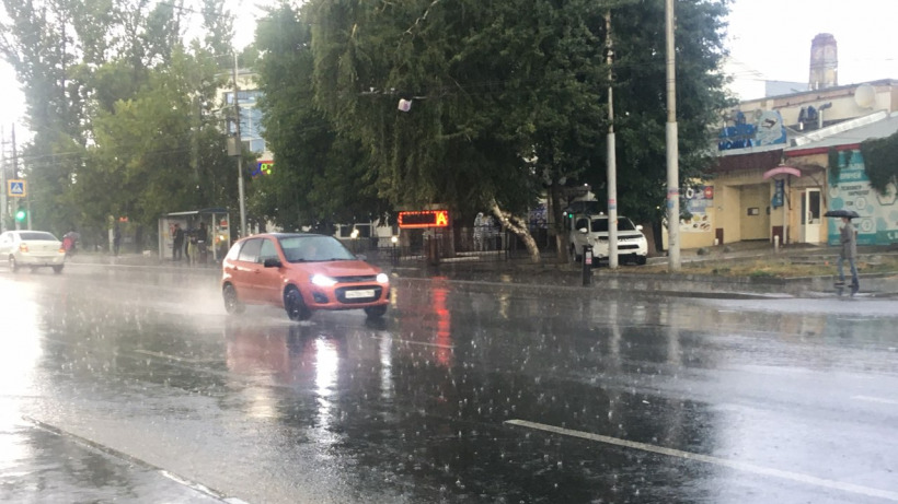Ливень в Саратове. Мэр просит горожан сообщать о местах подтопления