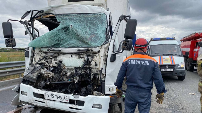 У нового моста столкнулись водовоз и грузовик. Зажатого в салоне водителя освобождали спасатели