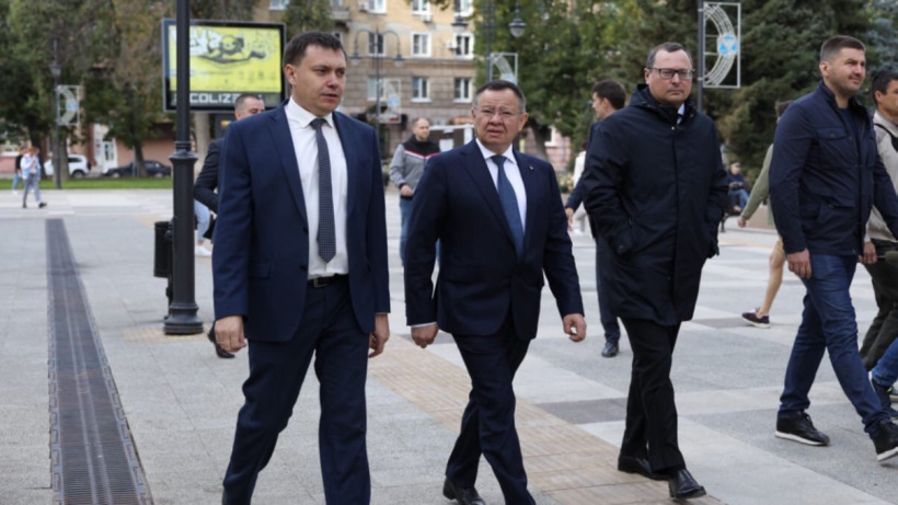 Глава минстроя РФ Файзулин прилетел в Саратов и прошел по проспекту Кирова