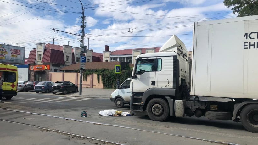 В центре Саратова фура насмерть сбила пенсионерку