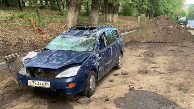 В Саратове иномарка врезалась в земляной вал. Пассажирка оказалась в больнице