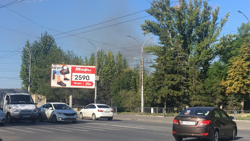 В Саратове горит заброшенный дом. Запах гари ощущается за несколько кварталов от места ЧП