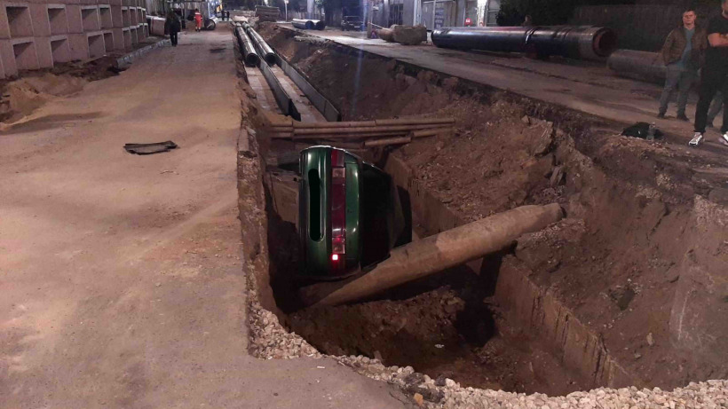 В Саратове «десятка» угодила в коммунальную траншею. Пассажирка госпитализирована