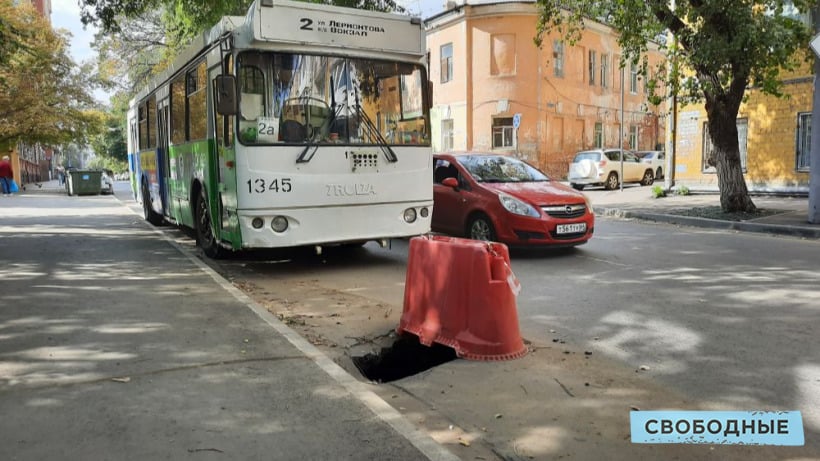 Провал на троллейбусной остановке в Саратове растет уже неделю