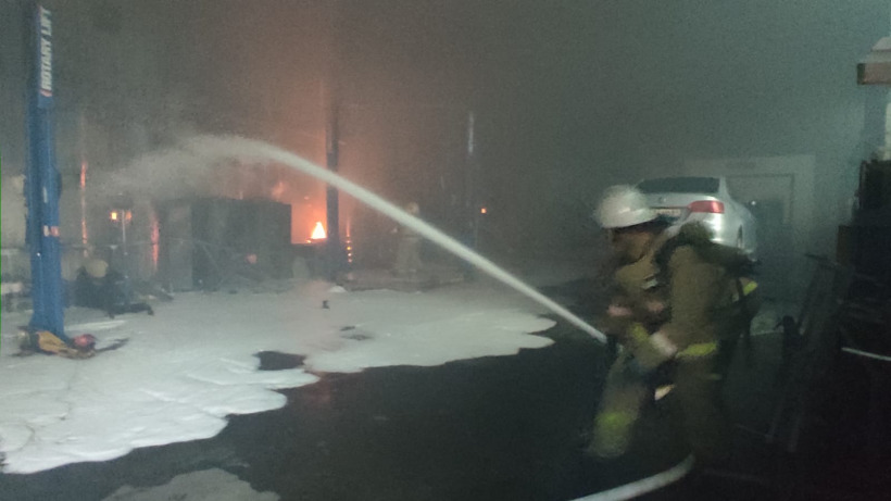 Площадь пожара на саратовской СТО выросла в восемь раз за полчаса. Предотвращены взрывы газа