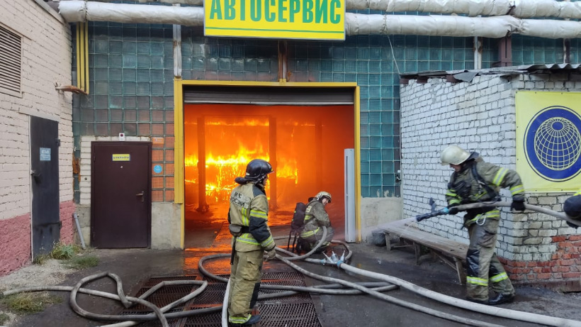 В Саратове продолжают ликвидировать крупный пожар на СТО