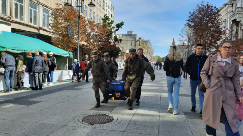 Мороженое в холод и набор в армию. Саратовцев удивили акции ко Дню города