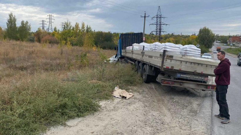Саратовский пенсионер на иномарке врезался в большегруз и попал в больницу