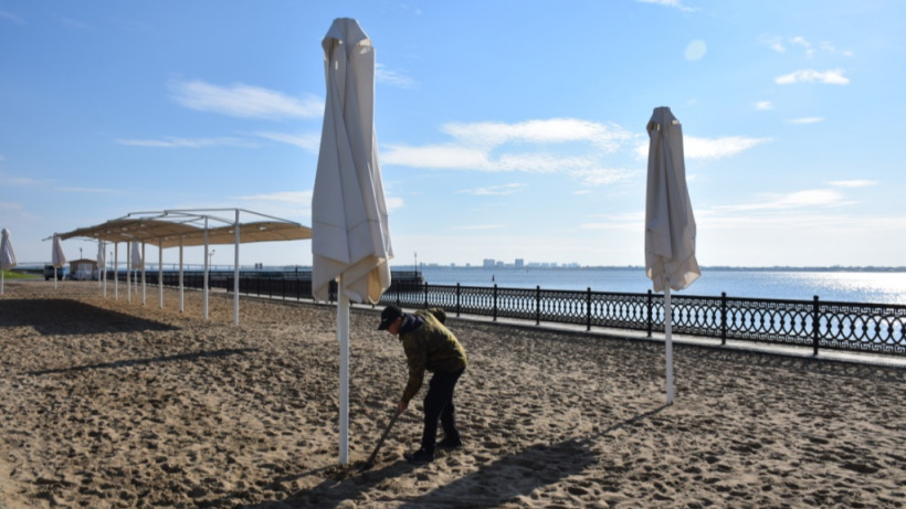 Новый саратовский пляж, проработавший нормально три недели, начали разбирать перед зимой