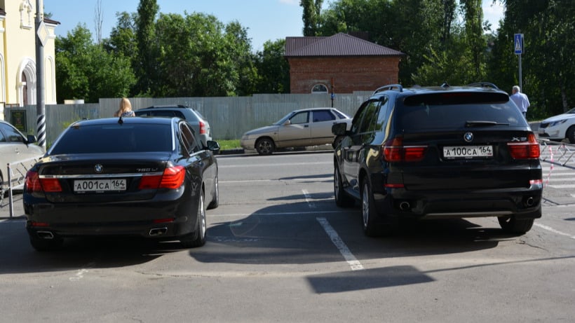 Служебные автомобили саратовских чиновников отдали в помощь поликлиникам