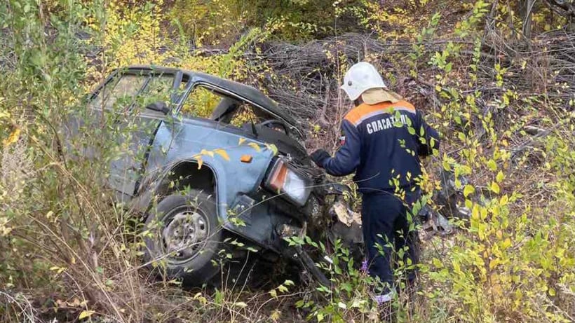 Под Пугачевом водитель «семерки» погиб после столкновения с фурой. Его пассажир в больнице