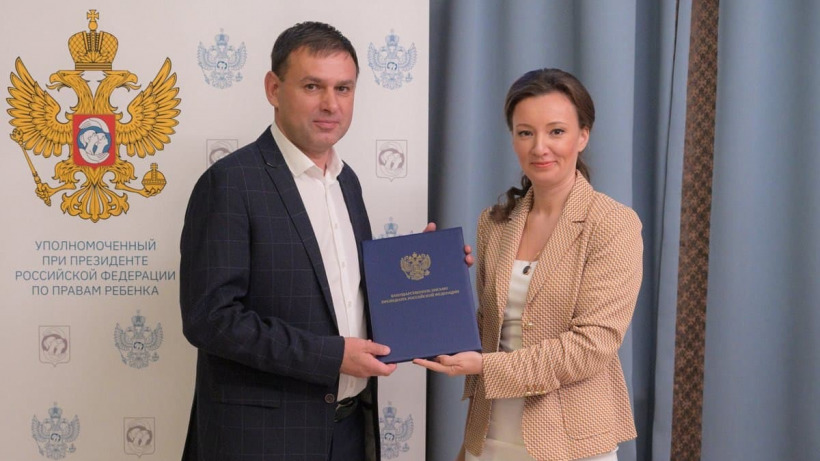 Кузнецова вручила председателю совета отцов Саратовской области благодарственное письмо от президента