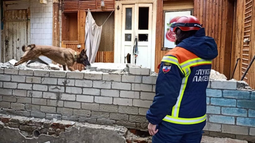 Саратовские спасатели достали мужчину из-под обрушившейся стены дома