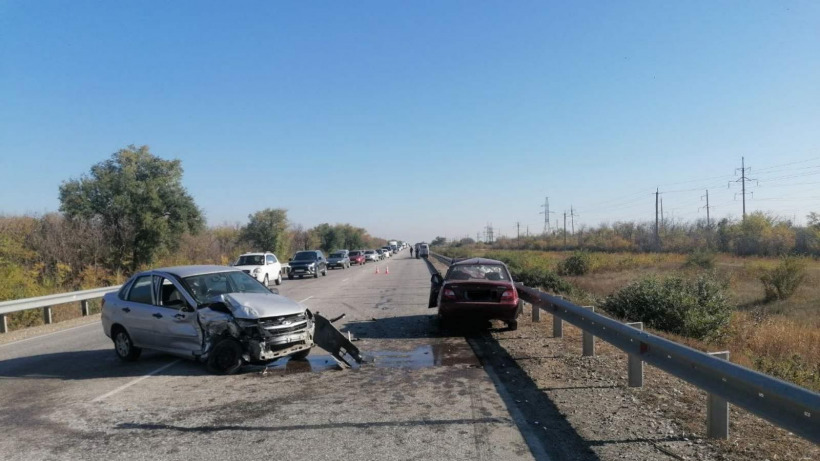 Водитель «Гранты» попал в больницу после тройного ДТП под Марксом