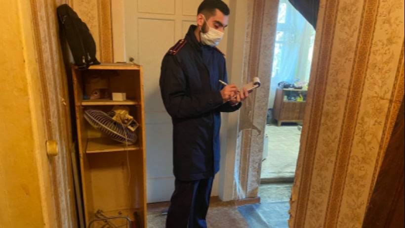 В саратовской квартире нашли труп женщины с травмами шеи и подбородка