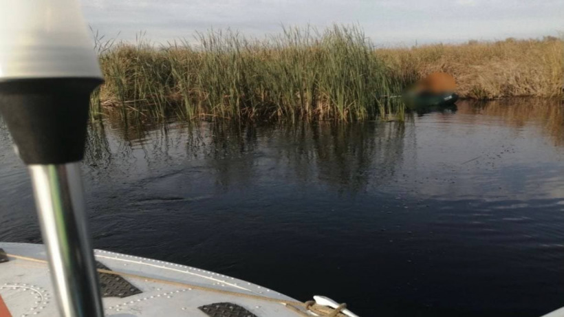 На Волге под Энгельсом обнаружили лодку с мертвым дайвером на борту