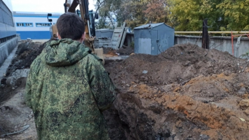 В Саратове рабочий на экскаваторе копал траншею и нашел человеческие кости