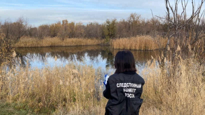 В Ершове спасатели достали из реки труп пенсионера. Тело пробыло в воде три недели
