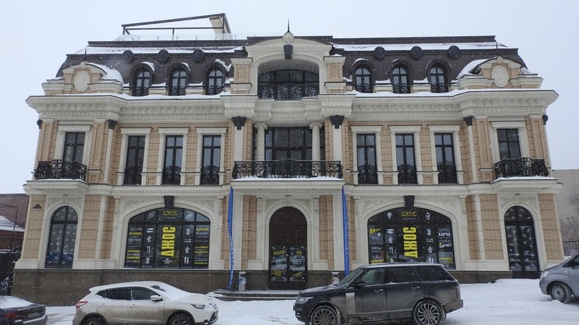 Суд запретил матери скандального депутата Курихина продавать и сдавать в аренду спорное здание у музея Федина