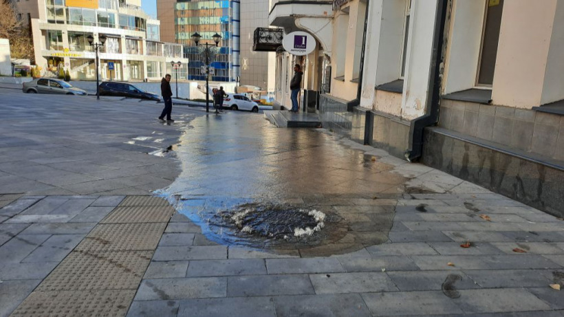 На Волжской в Саратове фонтанирует люк