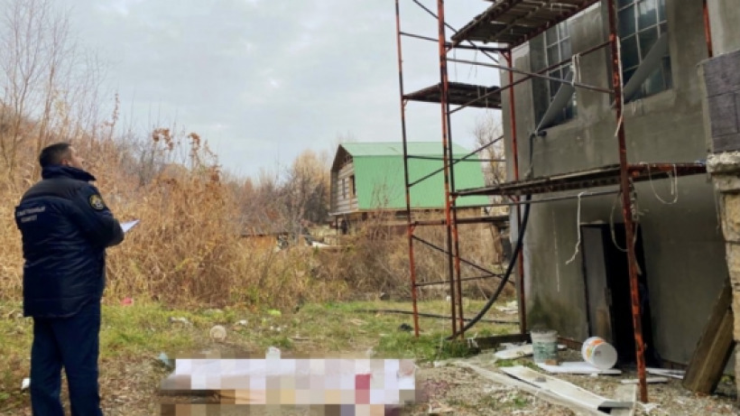 В Саратове мужчина упал со строительных лесов и погиб