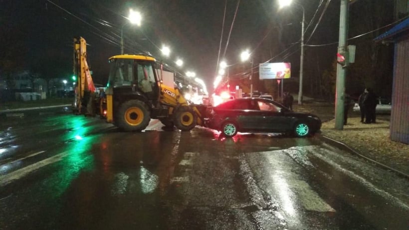 В Саратове иномарка столкнулась с трактором. Три человека, в том числе подросток, оказались в больнице