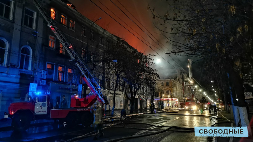 Огонь с гостиницы «Россия» мог распространиться на соседнюю поликлинику 