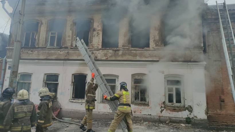 В центре Саратова огонь почти уничтожил два жилых дома