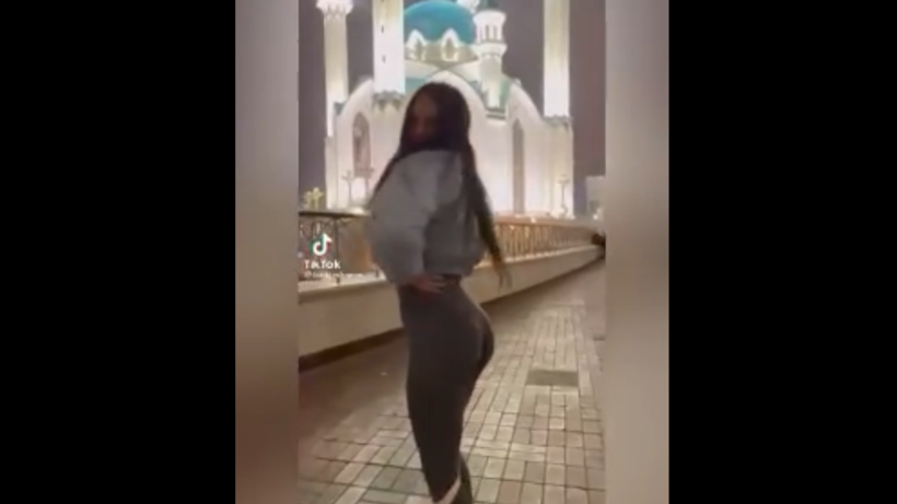 Казанцев возмутило видео с девушкой в лосинах у мечети Кул-Шариф