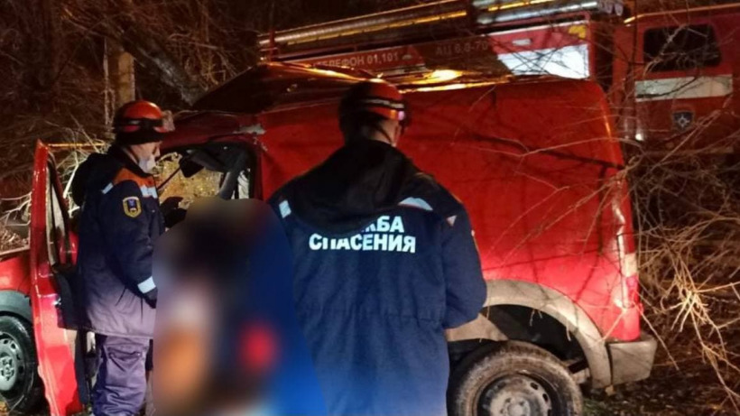 В Энгельсе пассажирка «Форда» погибла после столкновения машины с деревом