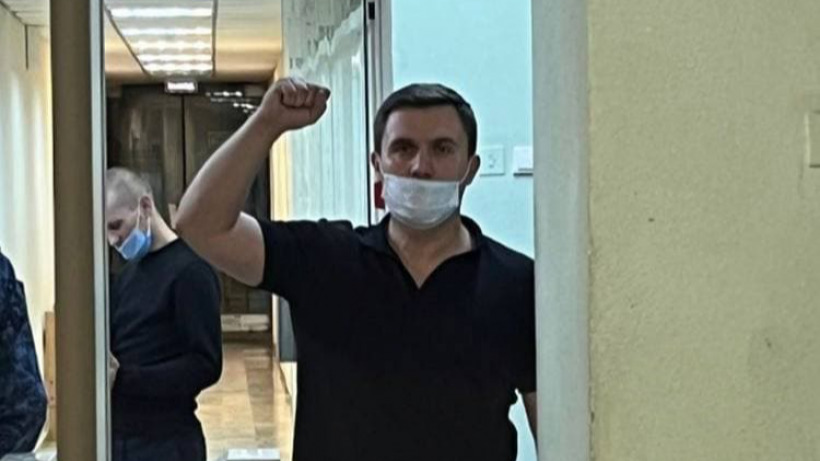 После восьмичасового заседания суд оштрафовал депутата Бондаренко на тысячу рублей 