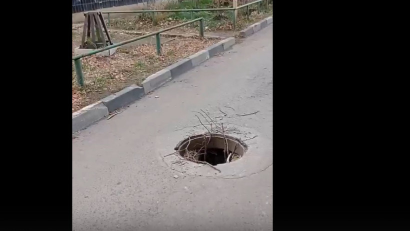 В Саратове рядом с детской площадкой обнаружили открытый люк