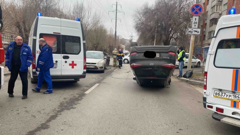 В Саратове водитель на внедорожнике устроил массовое ДТП
