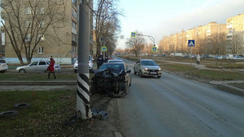 В Энгельсе утром «Солярис» врезался в столб