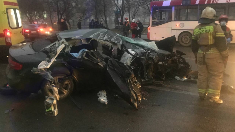 В центре Саратова Audi разорвало об автобус. Один человек пострадал