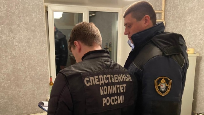 В саратовской квартире нашли труп избитого мужчины. Он пролежал там трое суток